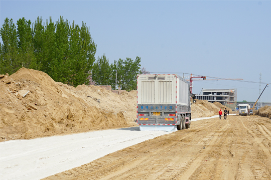 九州陆达牌粉料撒布车助力巨野高铁站道路建设